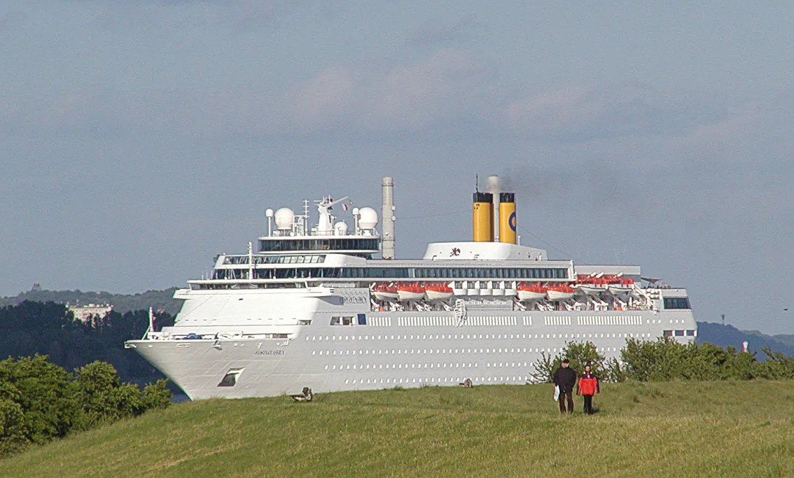 Costa Classica (ship, 1991) auf der Elbe 2007 by-RaBoe 02