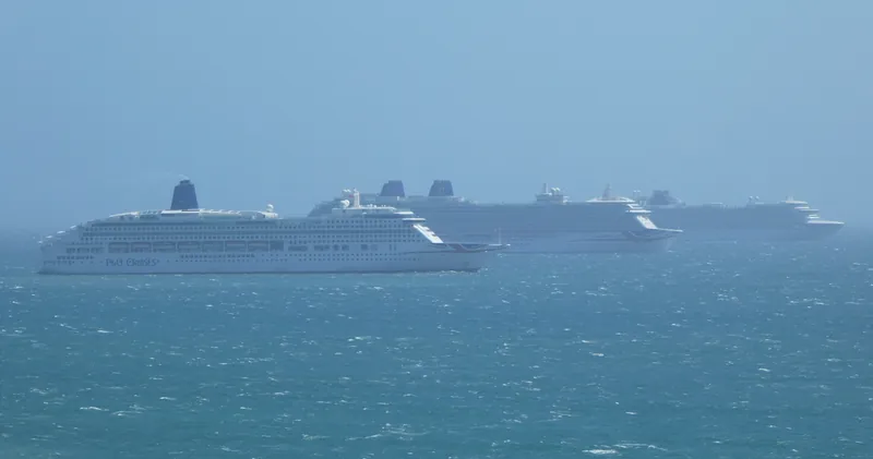 Cruise Ship Race? (49947251363)