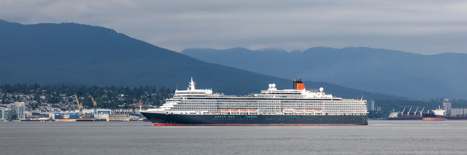 Vancouver (BC, Canada), Vancouver Harbour, Kreuzfahrtschiff "Queen Elizabeth" -- 2022 -- 2181