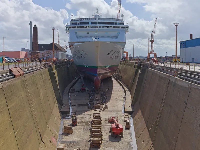 Ambition-cruisevessel2-lloyd hg