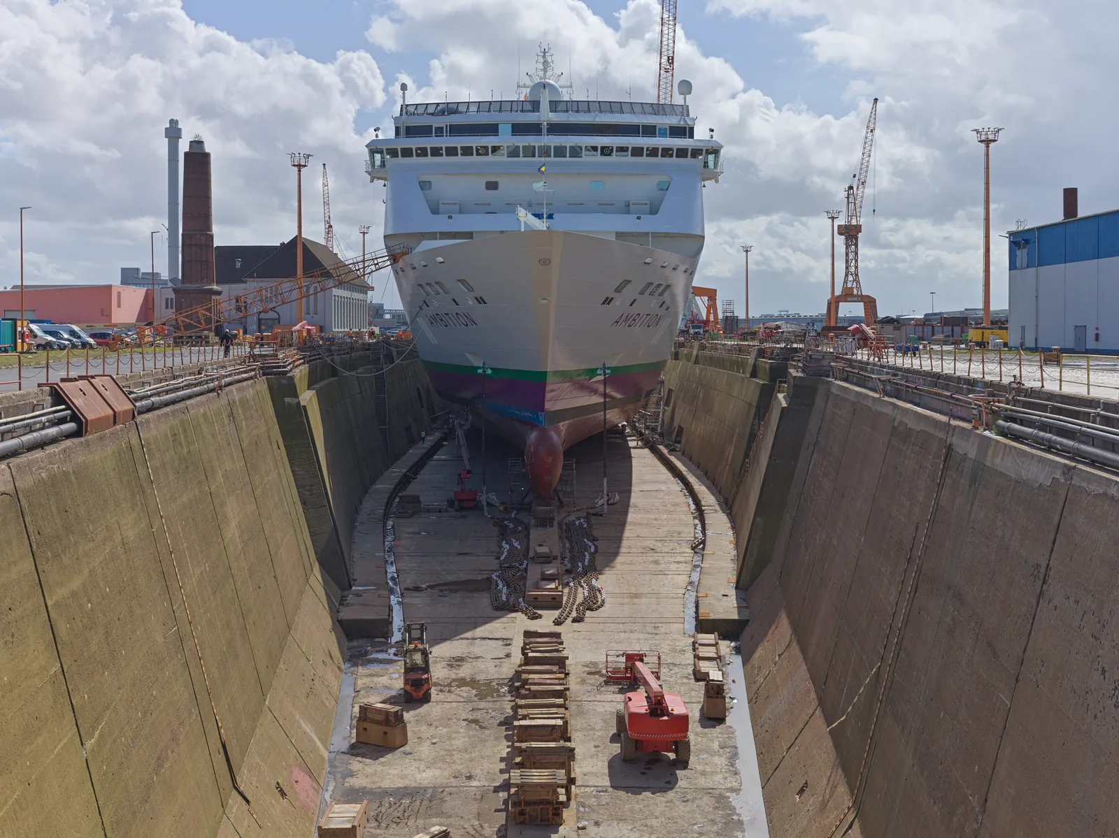 Ambition-cruisevessel2-lloyd hg