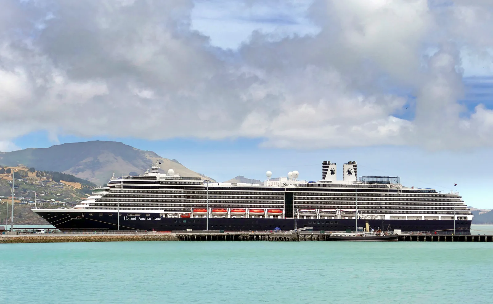 MS Noordam. Port Lyttelton. (52622233285)