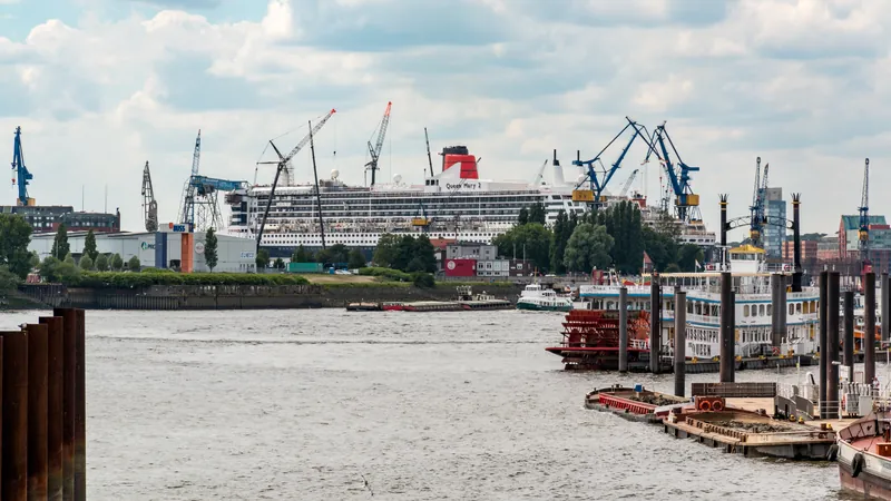 Hamburg, Hafen, Kreuzfahrtschiff -Queen Mary 2- -- 2016 -- 3050