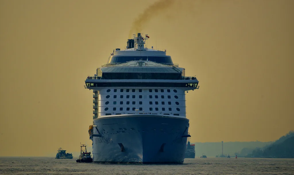 Anthem of the Seas - Cruise Ship in Hamburg (16285820414)