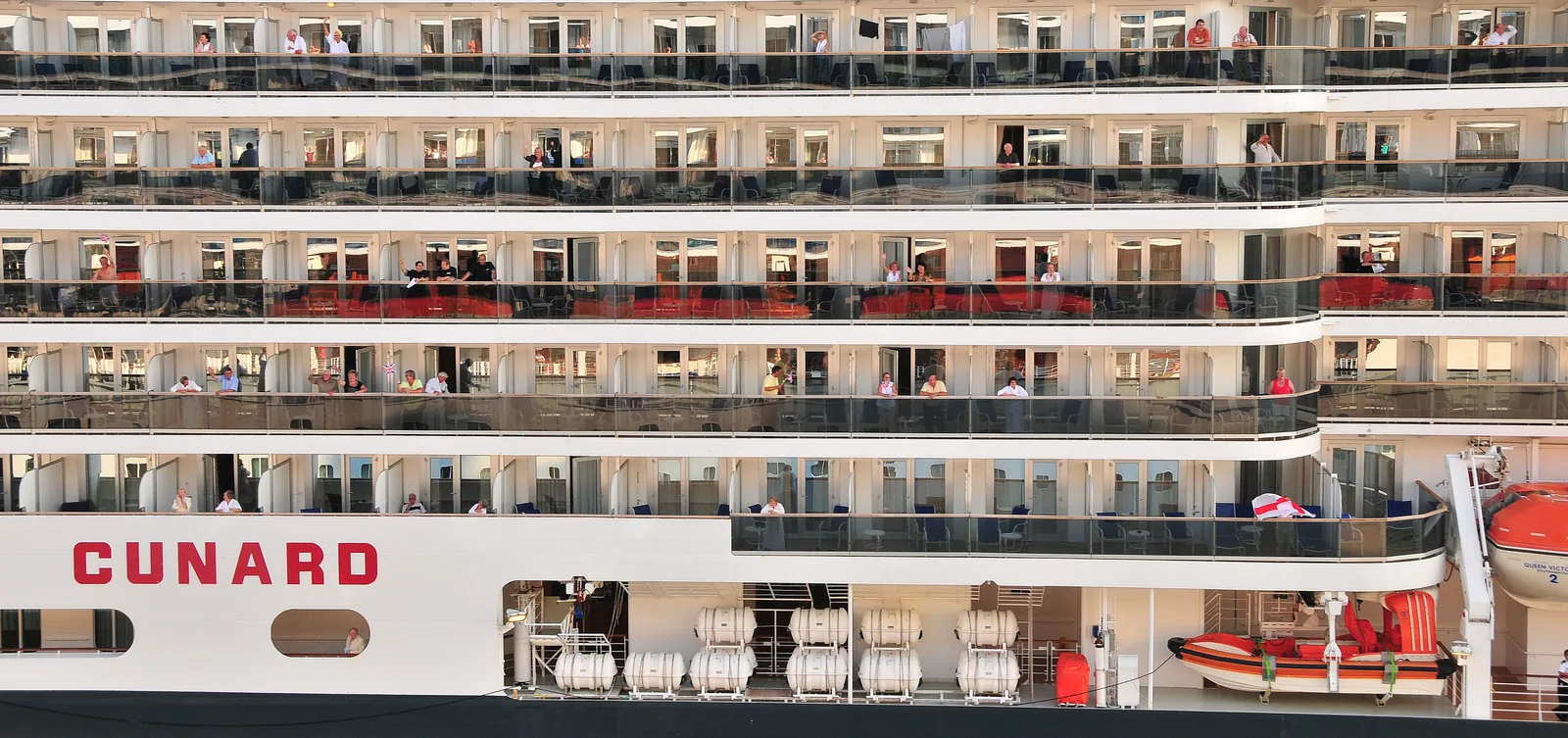 The Queen Victoria cruise ship (46981180195)