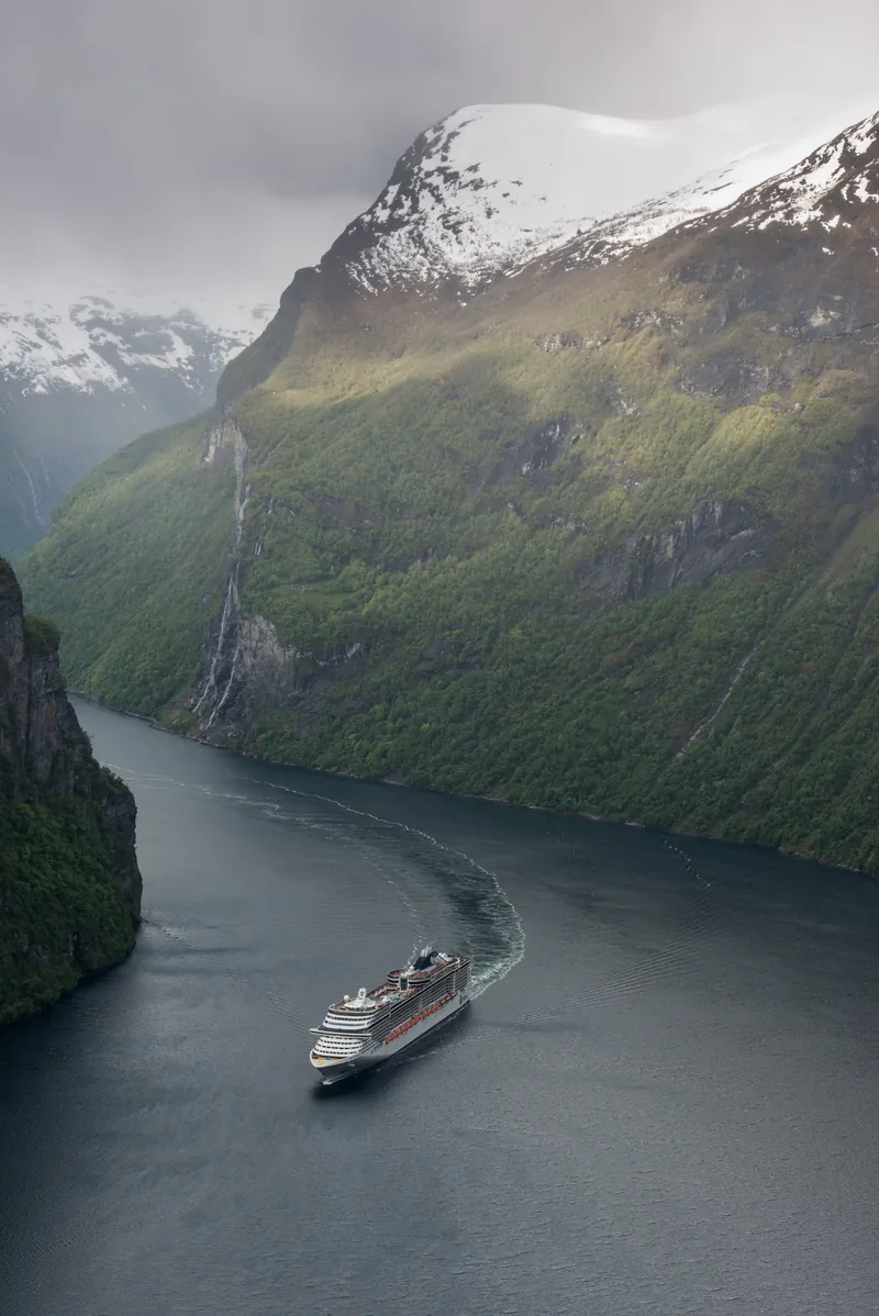 MSC Splendida in Geirangerfjorden 20150604 1