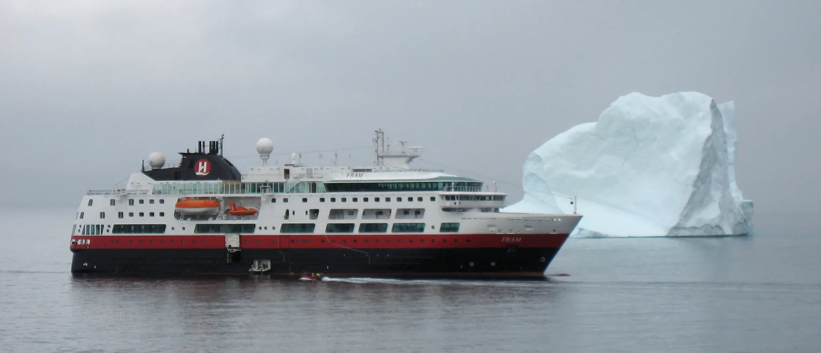 Fram approaching in front of iceberg upernavik 2007-08-19 1