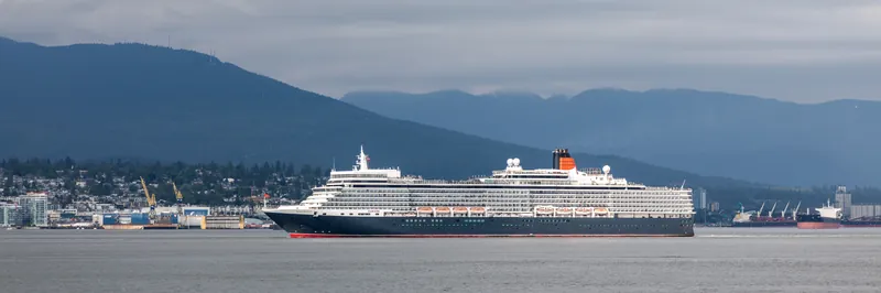 Vancouver (BC, Canada), Vancouver Harbour, Kreuzfahrtschiff "Queen Elizabeth" -- 2022 -- 2181