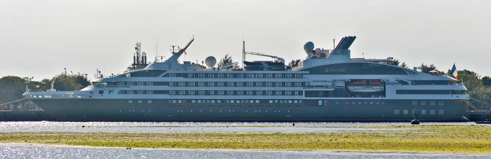 L'Austral di Pelabuhan Benoa - 2