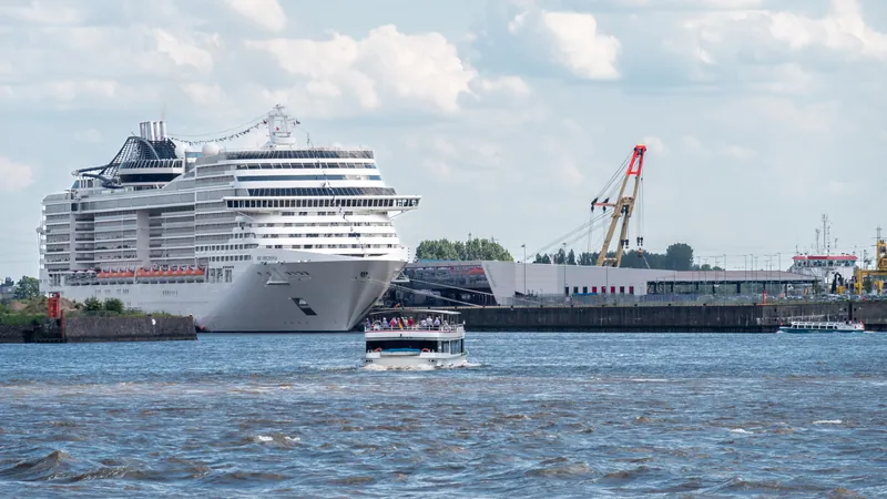 MSC Preziosa am Cruise Center Steinwerder in Hamburg (2019)