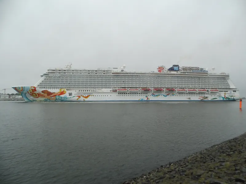 Norwegian Getaway entering Warnemünde I