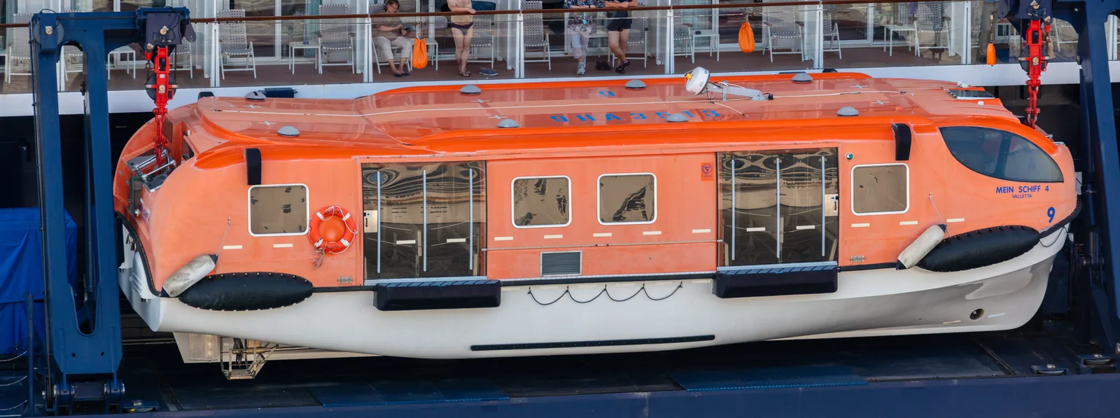 Bote salvavidas, navío Mein Schiff 4, Kiel, Alemania, 2019-08-30, DD 11