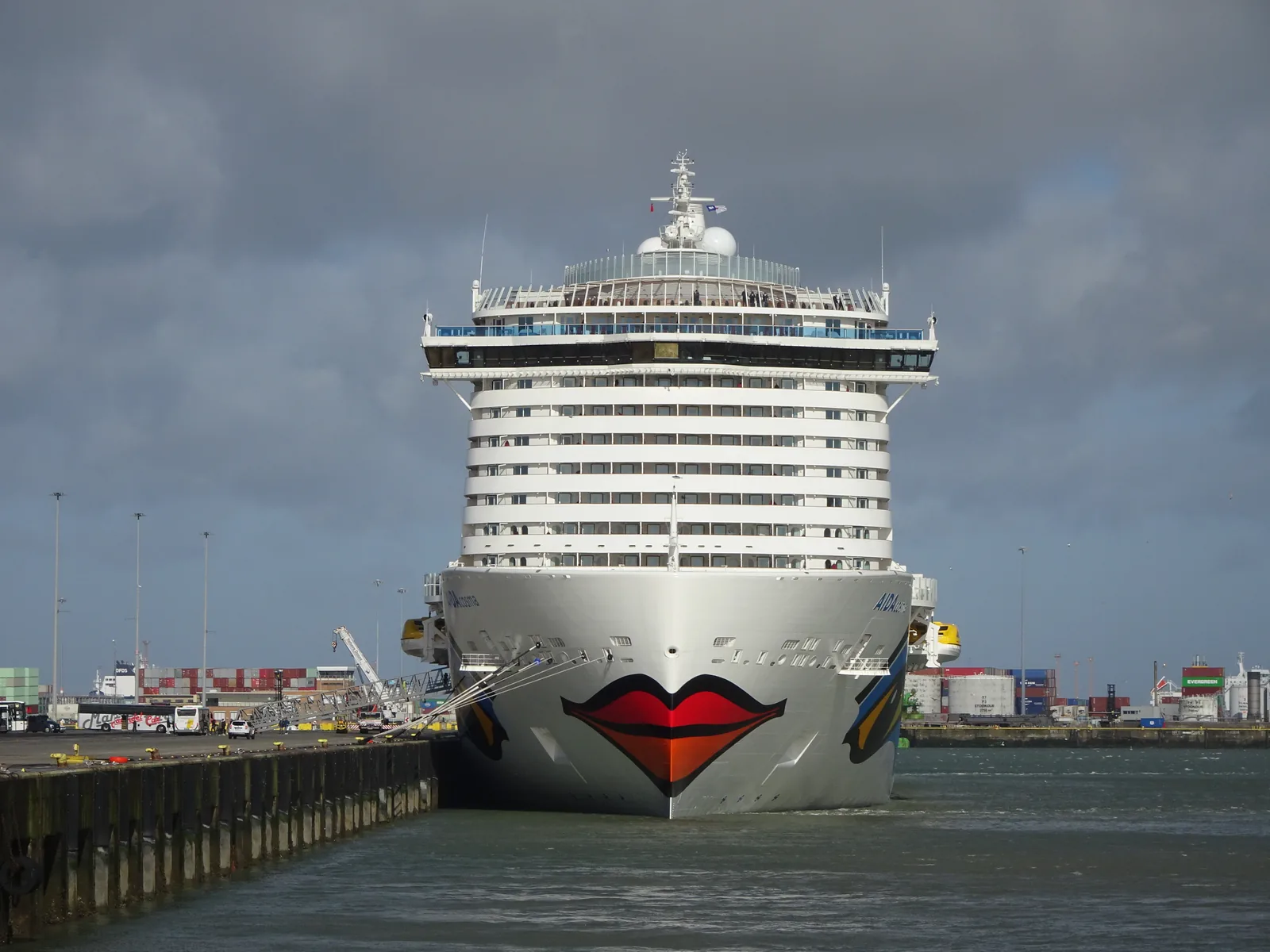AIDAcosma frontal in Zeebrugge
