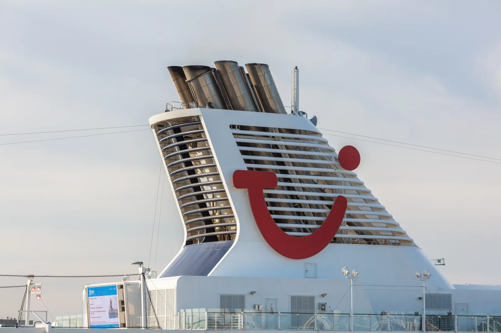 Chimenea del navío Mein Schiff 4, Kiel, Alemania, 2019-08-30, DD 09