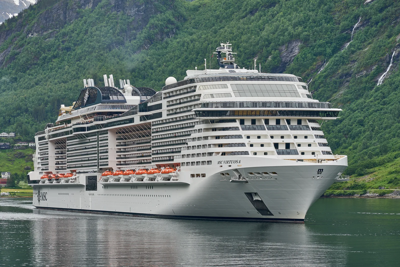 0618 MSC Virtuosa in Geirangerfjord close-up V-P