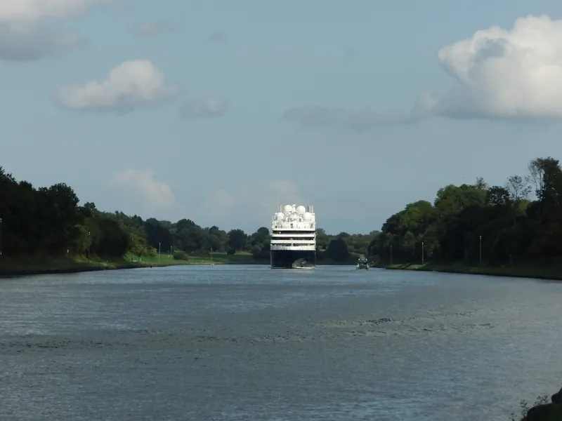 Le Lapérouse in the Kiel Canal