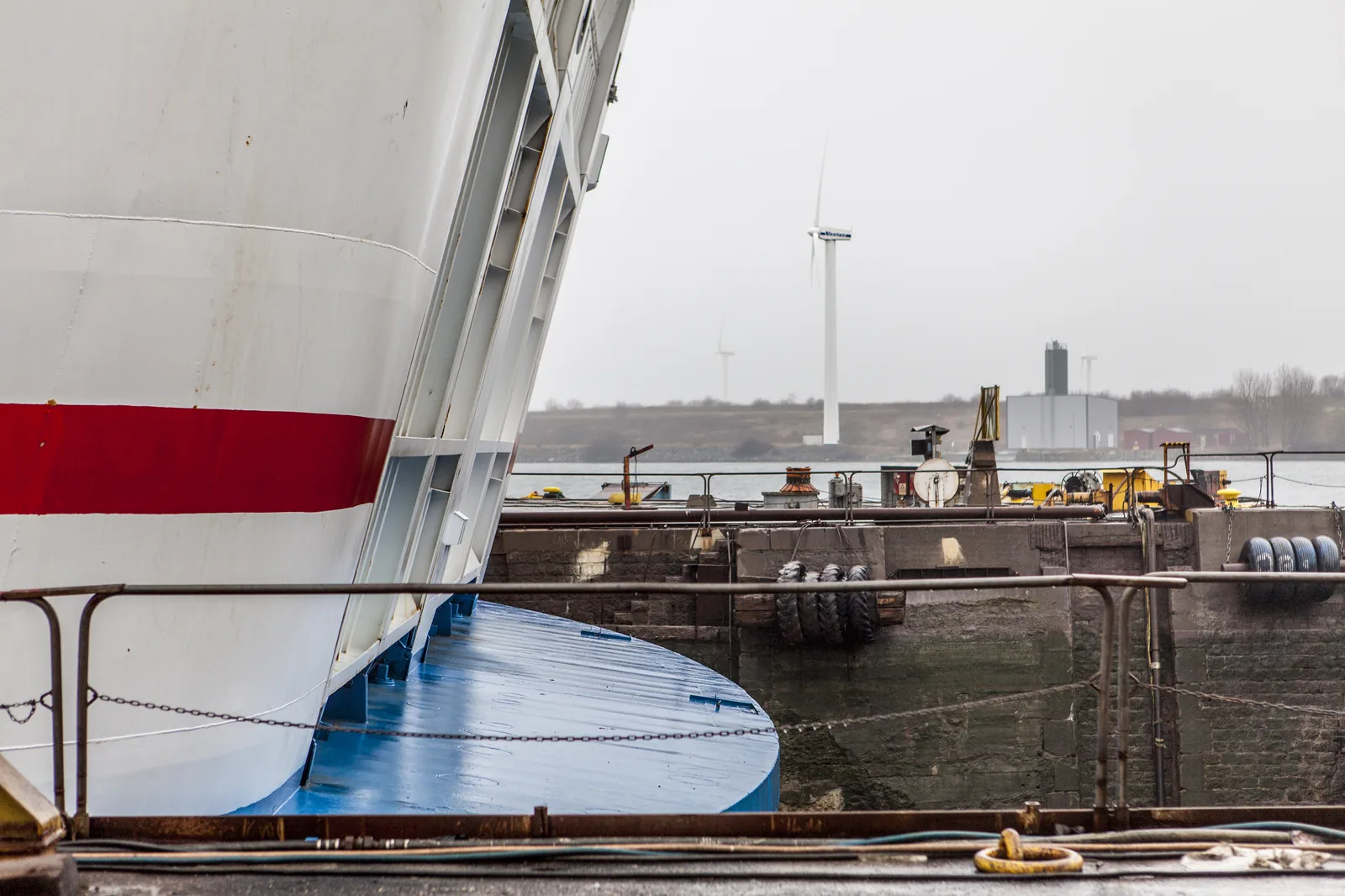 Oresund Drydocks Landskrona Cinderella o Vestas vindkraftaverk 20140109 0207 (11904766653)